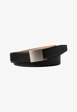 Sort læderbælte med spænde i firkantet sølv, graveret med et lille Calvin Klein-logo på hvid baggrund.