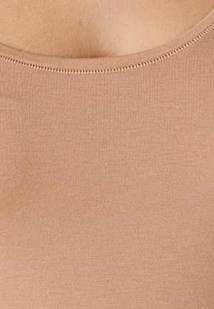 Beige geribbelde tanktop met een ronde halslijn en zichtbare stiksels. Zachte textuur en een aansluitend ontwerp voor comfortabel dragen.