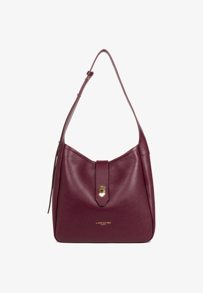 Sac à main en cuir bordeaux avec une finition texturée, quincaillerie dorée et un fermoir central. Dispose d'une seule bandoulière réglable pour le port.