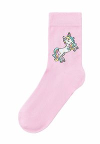 Calcetín de algodón rosa con un diseño de unicornio que tiene una melena y cola coloridas. El unicornio está delineado en negro con detalles minuciosos.