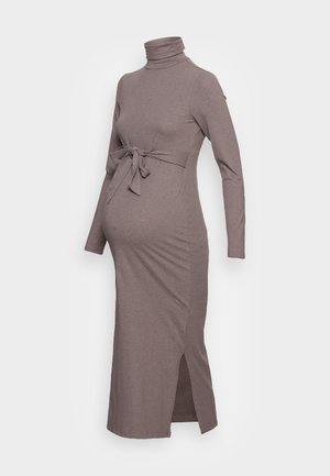 Robe de maternité longue et marron à manches longues, avec un col roulé, une taille ceinturée, une fente latérale et un tissu doux et extensible. Texture lisse.