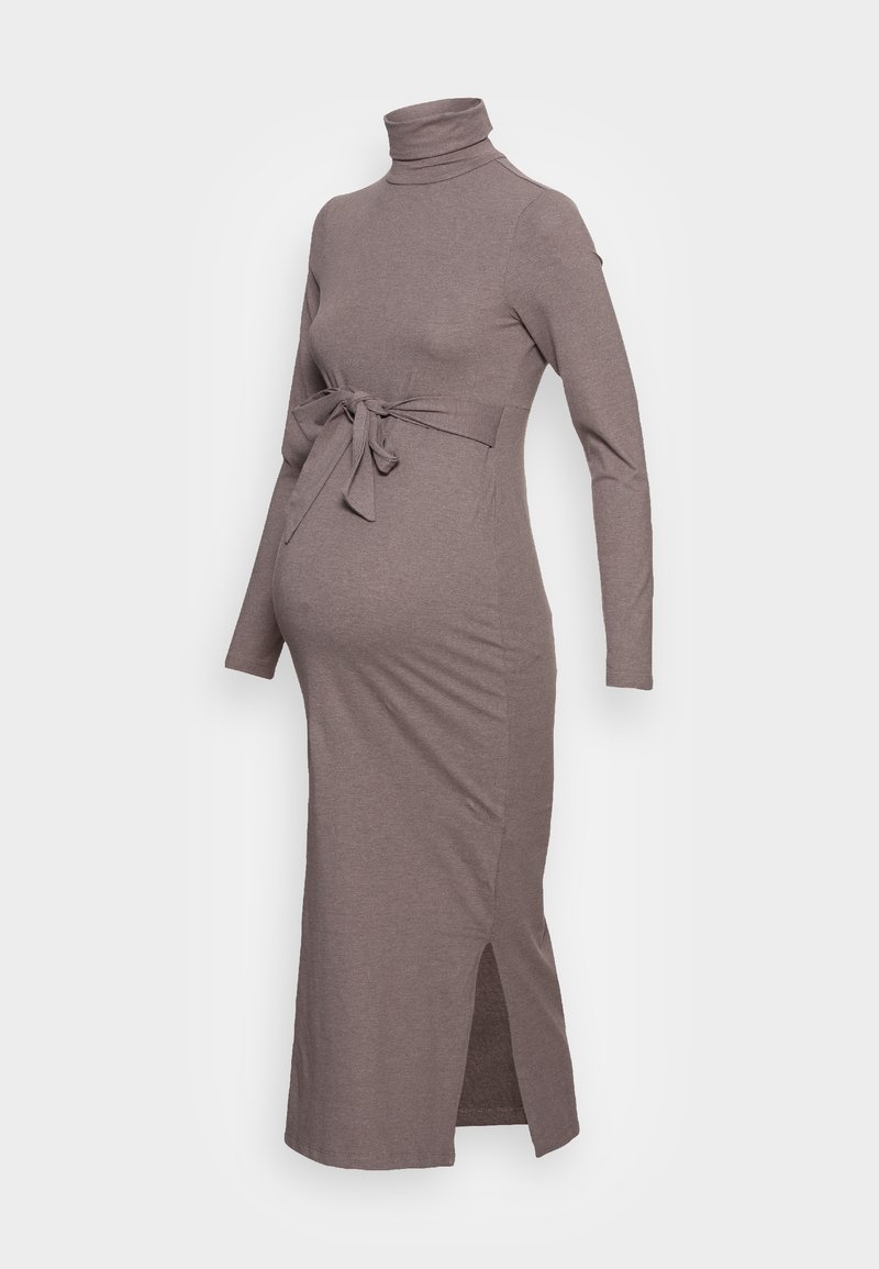 Robe de maternité longue et marron à manches longues, avec un col roulé, une taille ceinturée, une fente latérale et un tissu doux et extensible. Texture lisse.