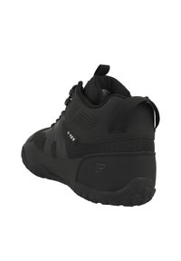 Scarpe alte nere con suola in gomma liscia e tomaia in tessuto testurizzato. Presentano un cinturino per il tiro, lacci e un marchio sul lato.