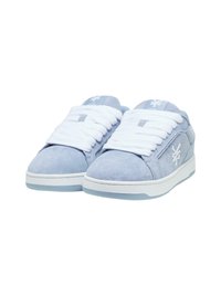 Himmelsblå ruskindsneakers med hvide snørebånd, et hvidt logo på siden og en hvid gummisål. Rund toe og glat tekstur.