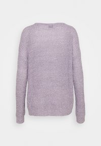 Lila stickad tröja med långa ärmar, med ett strukturerat mönster och en avslappnad passform. Bakifrån visas en enkel, odekorerad design.