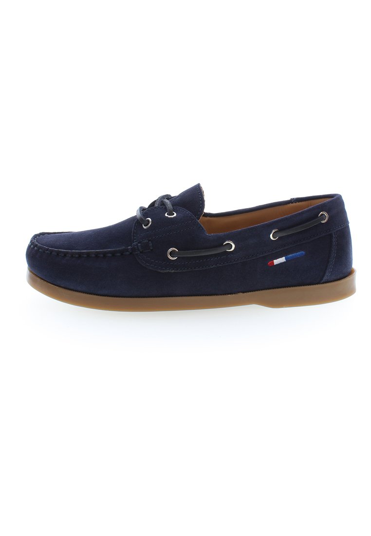 Marineblaues Wildlederboot mit tanfarbener Gummisohle, Leder-Schnürsenkeln und Metallösen. Verfügt über einen kleinen dreifarbigen Akzent in der Nähe der Ferse.
