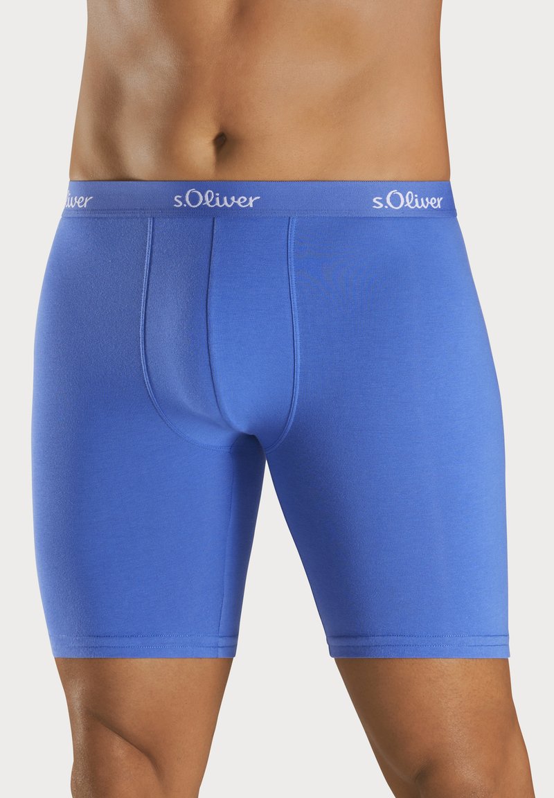 Blaue Boxershorts aus weichem Stoff in einfarbigem Design. Mit einem elastischen Bund, der den Markennamen "s.Oliver" zeigt.