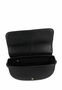 Borsa a tracolla in pelle nera con forma arrotondata, hardware dorato e un ampio interno con una tasca con zip. Design con pattina aperta.