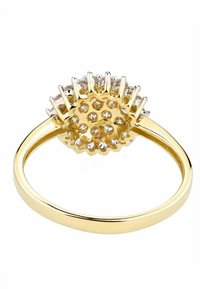 Bague en or présentant un design texturé avec un sertissage arrondi et surélevé orné de nombreuses pierres claires et d'accentuations pointues en griffes.