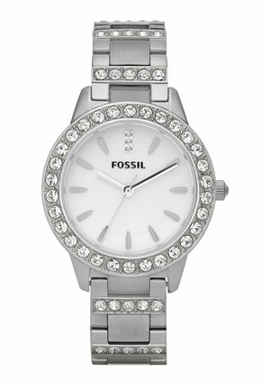 Silberne Fossil-Armbanduhr mit kristallbesetzter Lünette und Armband, weißem Zifferblatt, minimalistischen Stundenmarkierungen und drei Zeigern, die 10:10:36 anzeigen.