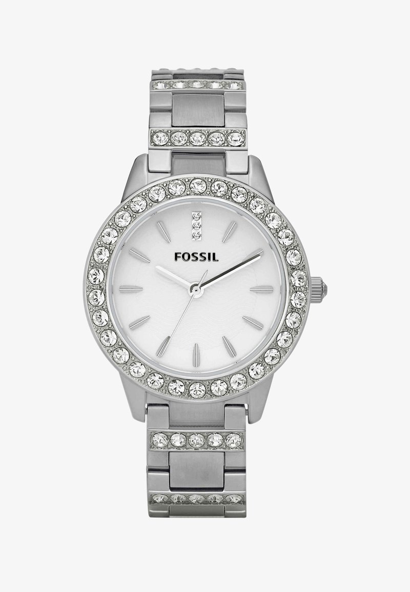 Montre-bracelet Fossil argentée avec lunette et bracelet ornés de cristaux, cadran blanc, index horaires minimalistes et trois aiguilles indiquant 10:10:36.