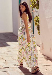 Next TALL FIT - Maksimekko - white postcard print