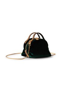 Sac à main en velours vert avec poignées tressées, quincaillerie dorée et une sangle en chaîne amovible. Forme arrondie avec une fermeture zippée.