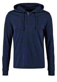 Granatowa bluza z kapturem i długim rękawem wykonana z miękkiego materiału, wyposażona w sznurek do ściągania, trzy guziki oraz luźny krój.