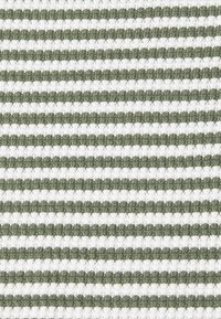 Dzianina z naprzemiennymi zielonymi i białymi poziomymi paskami, charakteryzująca się teksturowaną powierzchnią i równym ściegiem na całej długości.