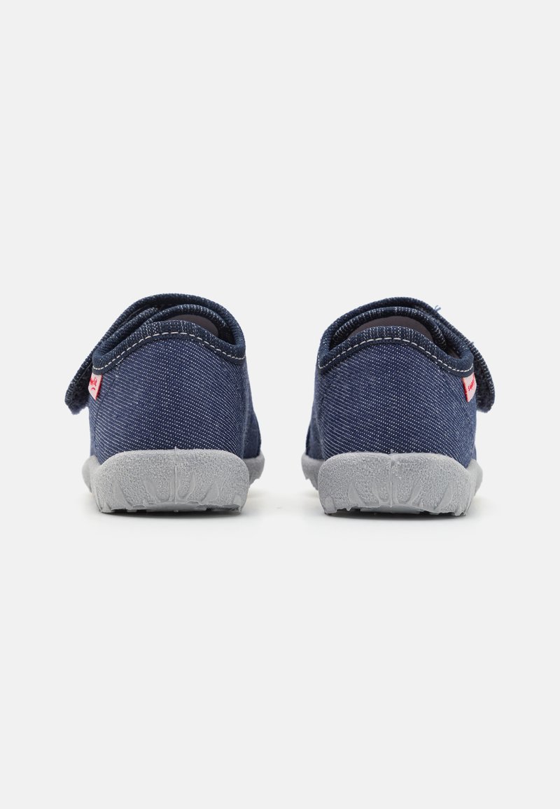 Marineblaue Stoffschuhe mit strukturierter Oberfläche und grauen Gummisohlen. Verstellbarer Riemen, runde Form und sichtbare Nähte.