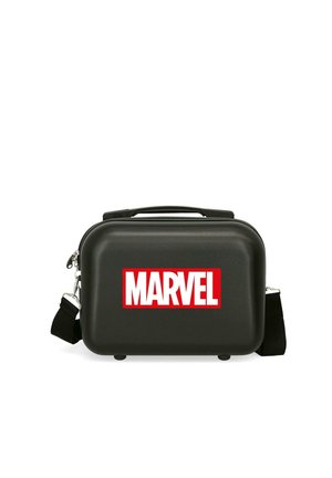 Maletín de viaje rígido negro con asa superior y correa de hombro desmontable, con un gran logo blanco de Marvel sobre un fondo rojo.