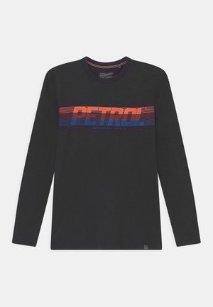 Zwart lang mouw t-shirt gemaakt van katoen, met een verloopstreep ontwerp in rood en blauw, met "PETROL" gedrukt over de borst.
