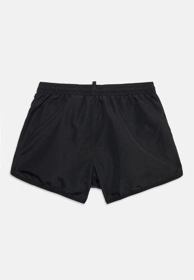 Μαύρα ανδρικά μαγιό σορτς με ελαστική μέση και κοντό μήκος, παρουσιάζονται επίπεδα σε λευκό φόντο.