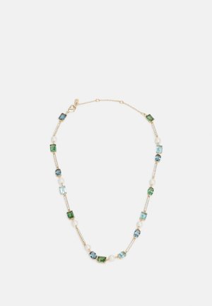 Collier délicat en chaîne d'or avec des pierres précieuses bleues et vertes alternées, de petites perles et des connecteurs dorés fins sur un fond blanc.