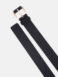 Zwarte leren riem met een reliëfpatroon, gouden gesp en een gladde textuur. Het ontwerp bevat twee tanden voor het sluiten.