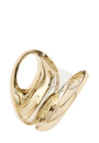 Guldtonet metalring med en glat, reflekterende overflade og et klart afsnit. Har en karakteristisk buet form og hængseldetalje.