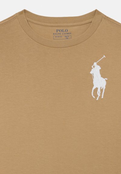 Pametna majica iz bombaža v barvi kamel z okroglim izrezom, ki ima bele vezenine logotipa polo igralca na levi strani prsnega dela.