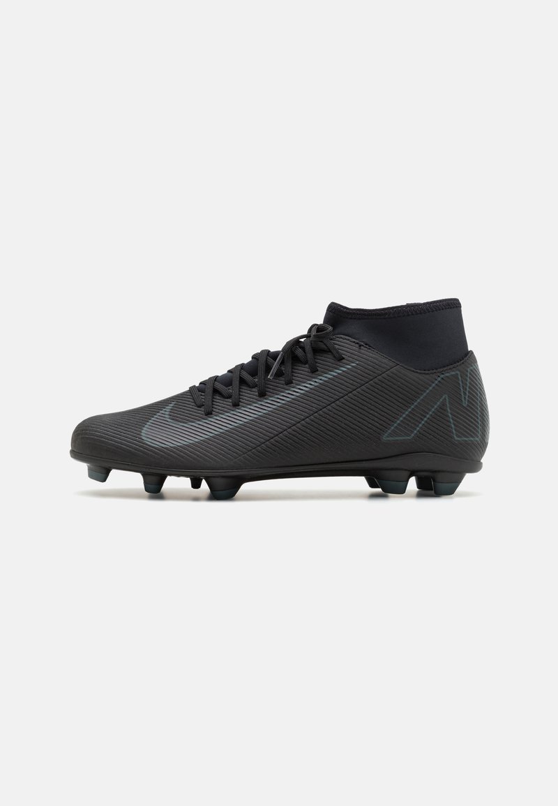 Zwarte voetbalschoenen met een hoge kraag, textuur op het oppervlak en een slank ontwerp. Voorzien van een subtiel blauw logo en ronde noppen voor grip.