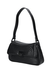 Sort quiltet læder skuldertaske med klapåbning og metalspænde, der har bogstaverne "SM".