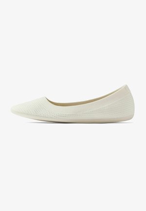 Ballerine couleur crème clair avec tige en maille texturée, bout arrondi et semelle en caoutchouc flexible ; design minimaliste avec un profil bas.