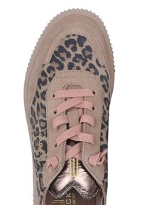 Sneaker met een combinatie van beige suede en stof met luipaardprint. Roze veters en gouden hardware maken het ontwerp compleet. Textuurzool.