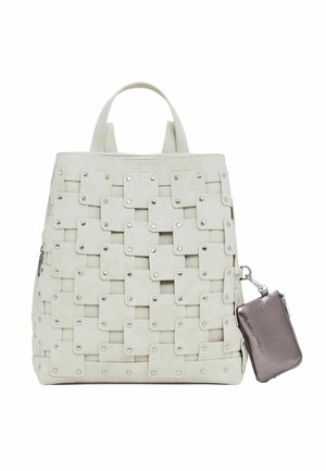 Mochila blanca de cuero tejido con paneles cuadrados superpuestos y tachuelas de metal, con una pequeña bolsa metálica adjunta en el lateral.