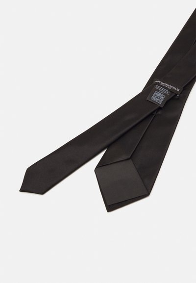 Schwarze Seidenkrawatte mit glatter Textur, mit einer spitz zulaufenden Spitze und einem Etikett mit QR-Code an einem Ende. Schlichtes Design ohne Muster.