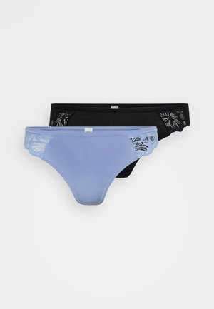 Dwie pary damskich majtek: jedna jasnoniebieska i jedna czarna, z koronkowym wykończeniem po bokach, wykonane z miękkiego, elastycznego materiału.