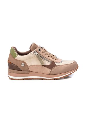 Zapatillas en tonos marrones y beige fabricadas con materiales de ante y cuero. Cuentan con un cierre lateral, un acento verde y una suela gruesa con capas blancas y marrones.