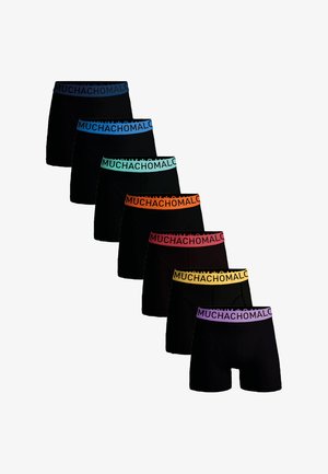 Zwarte boxershorts met elastische taillebanden in verschillende kleuren: blauw, teal, groen, oranje, paars, rood en geel, met het logo "MUCHACHOMALO".