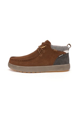 Stivaletti in suede marrone con accenti in tessuto grigio, punta tonda e design con lacci. Presentano una suola resistente e un logo sul lato.
