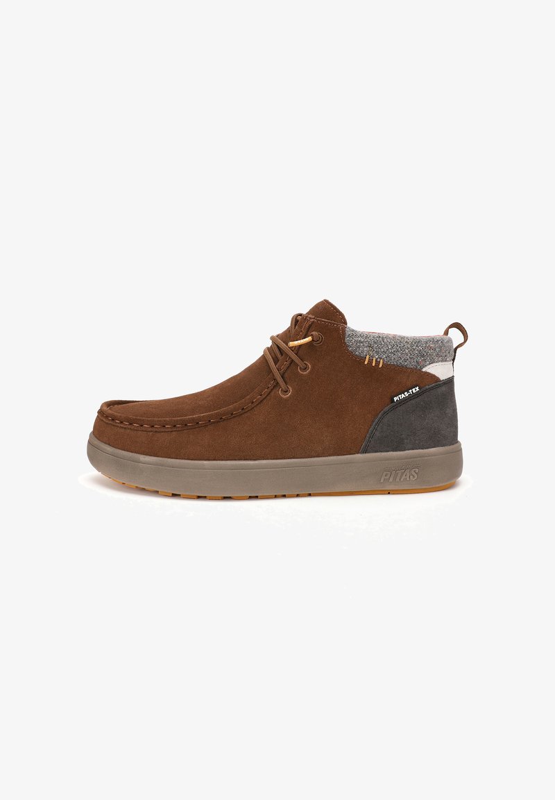 Bottes en suède marron à cheville avec des accents en textile gris, bout rond et design à lacets. Elles disposent d'une semelle durable et d'un logo sur le côté.