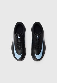 Crne atletske cipele s glatkom završnom obradom, istaknutim plavim swoosh dizajnom i crnim vezicama. Niska konstrukcija s podstavljenim ovratnikom.