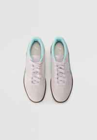 Light purple suede sneakers with turquoise accents, round laces, and a flat rubber sole. Features a logo on the tongue and side.
