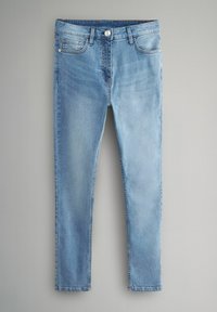 Jasnoniebieskie dżinsy skinny z średnim stanem, pięcioma kieszeniami i zapięciem na guzik. Gładka faktura z delikatnym wyblaknięciem.