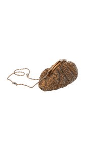 Beaded clutch bagi ruske boje s naboranim dizajnom, s metalnim kopčanjem i lančićem za nošenje. Površina pokrivena malim dekorativnim perlicama.