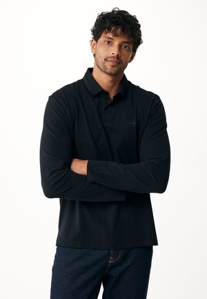 Camisa polo negra de manga larga con cuello y un logo sutil. Presenta un dobladillo recto y está hecha de una tela suave y transpirable.