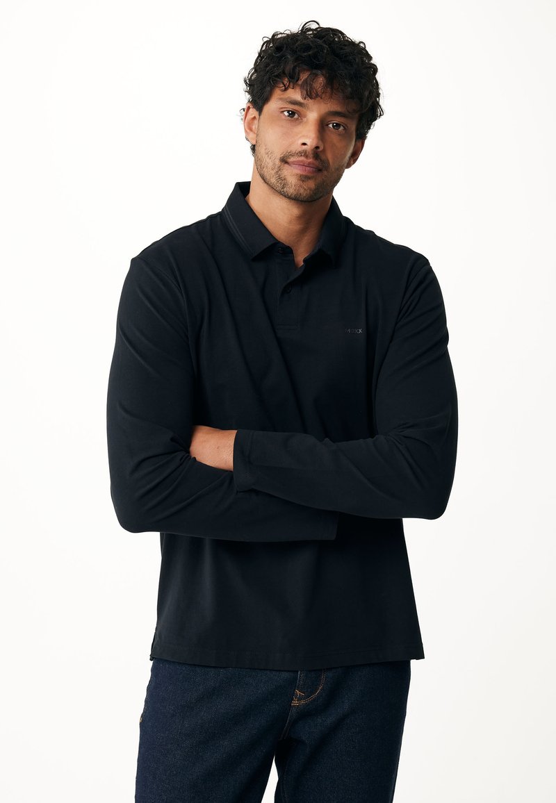Zwarte lange mouwen polo met een kraag en een subtiel logo. Heeft een rechte zoom en is gemaakt van zachte, ademende stof.