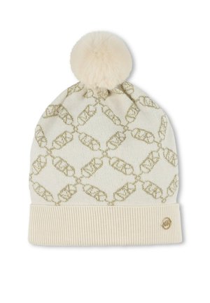 Beige gebreide muts met een geribde boord, voorzien van een licht faux fur pompon bovenop en een gouden kettingpatroon door de stof. Gouden logo accent.