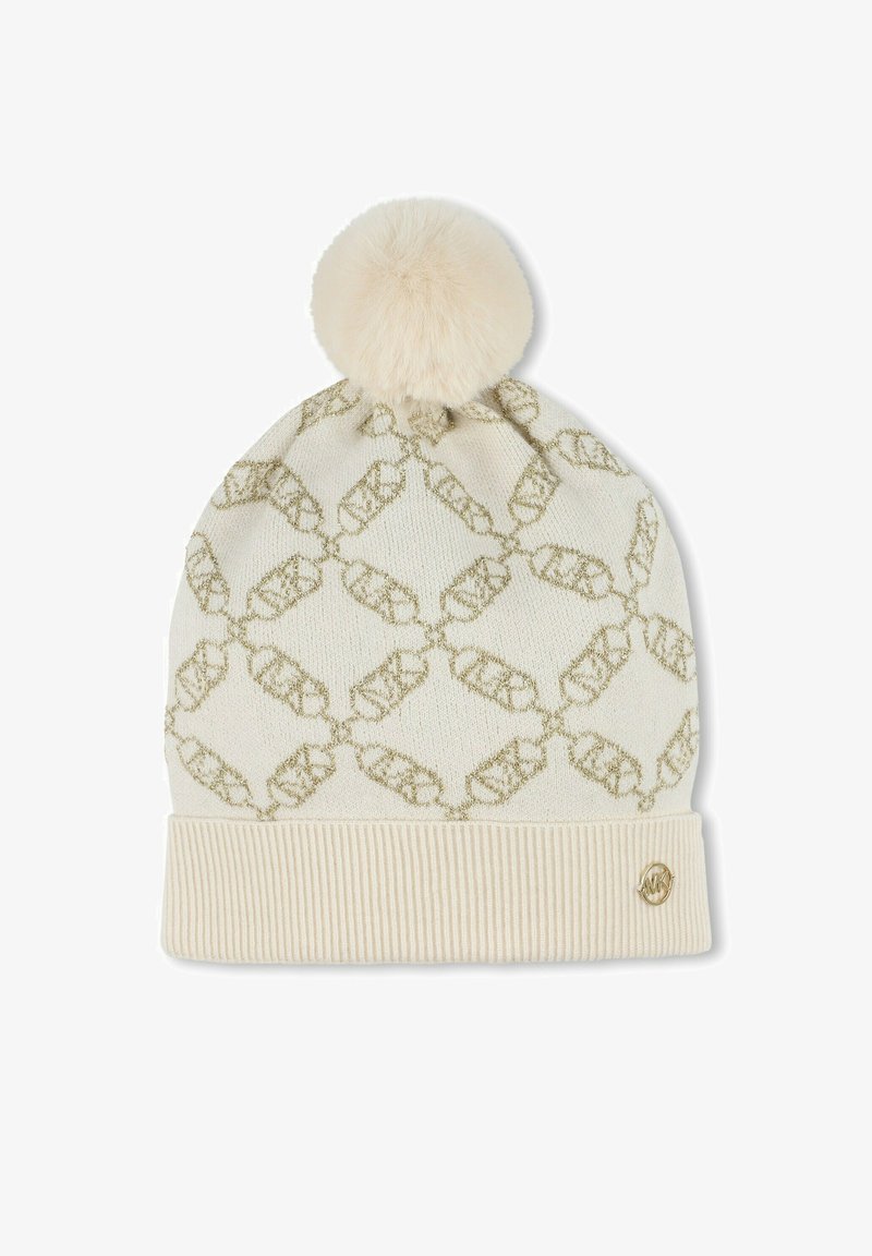 Bonnet en tricot beige avec un revers côtelé, ornée d'un léger pompon en fourrure sur le dessus et d'un motif en chaîne dorée sur l'ensemble du tissu. Accent du logo doré.