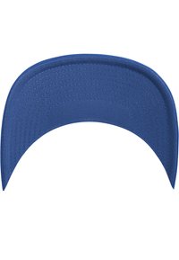 Căciulă de baseball albastră, cu vizor, de formă plată, fabricată dintr-un material texturat cu detalii de cusătură subtile. Fără logo-uri sau embellishments suplimentare.