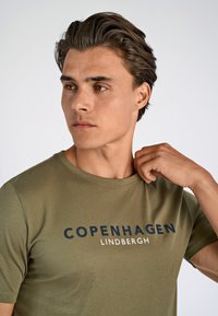 Lindbergh Printtipaita - dk olive