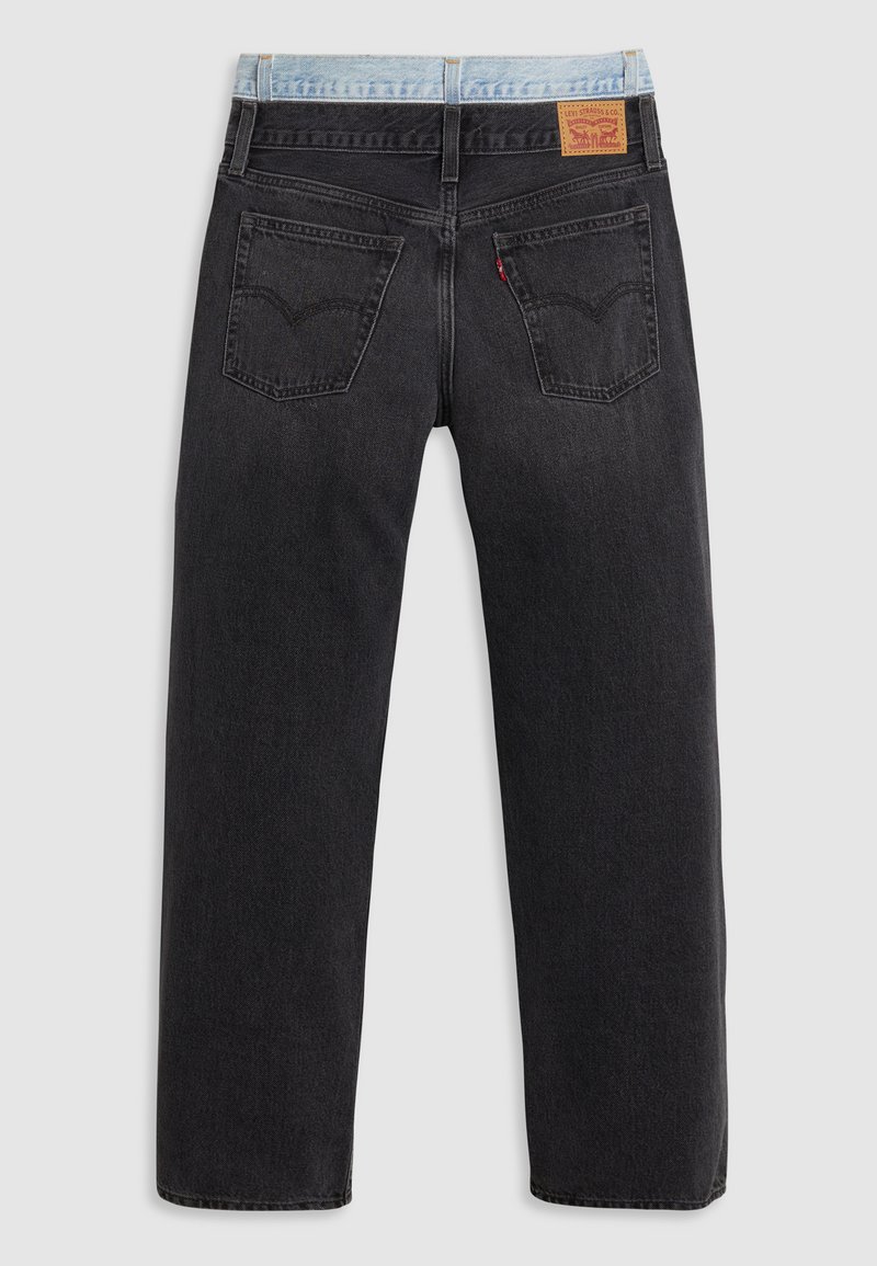 Jeans en denim noir avec une coupe droite, dotés d'une taille bleu clair, de deux poches arrière et d'une étiquette en cuir marron à l'arrière.