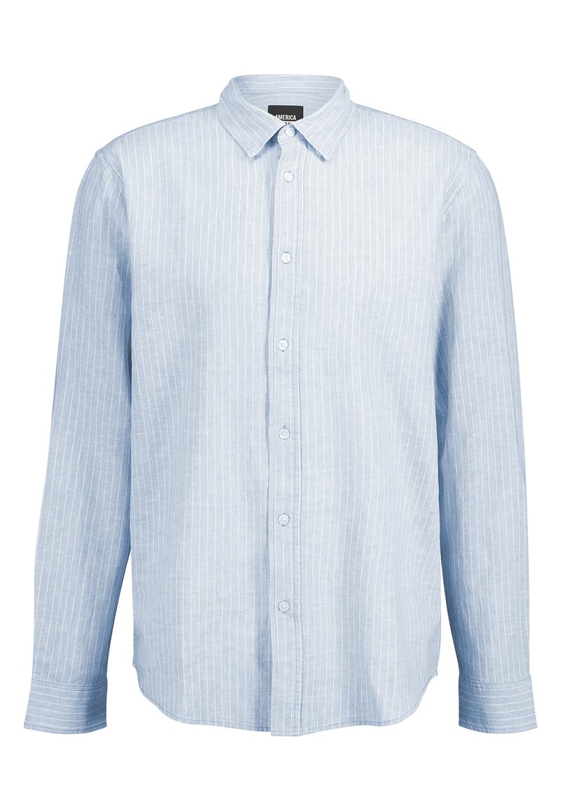 Camicia a maniche lunghe azzurro chiaro con sottili righe verticali bianche e colletto a punta.